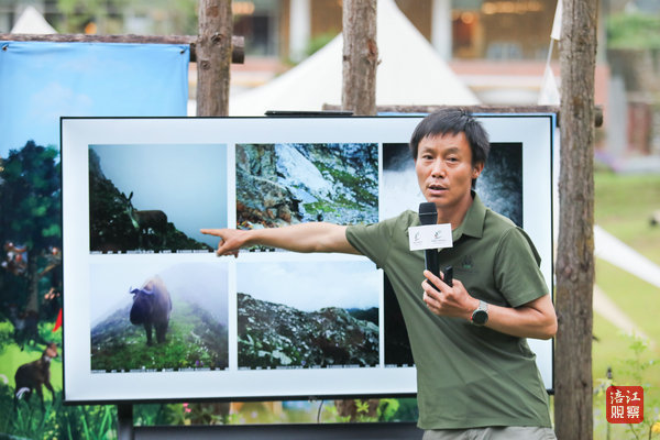 羅春平向自然教育研學學子講解岷山中段雪豹調查取得的階段性成果.jpg